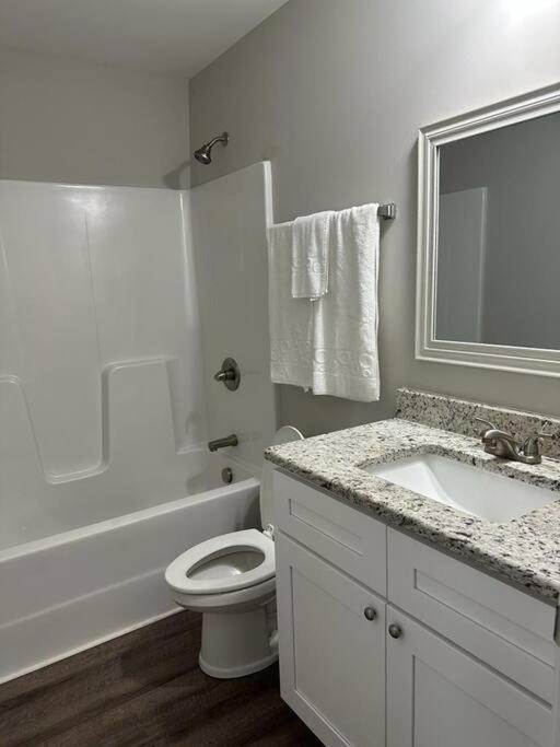 Gorgeous 3 Bedroom Home With Cable Tv In All Rooms & Free Wi-Fi Concord Eksteriør billede