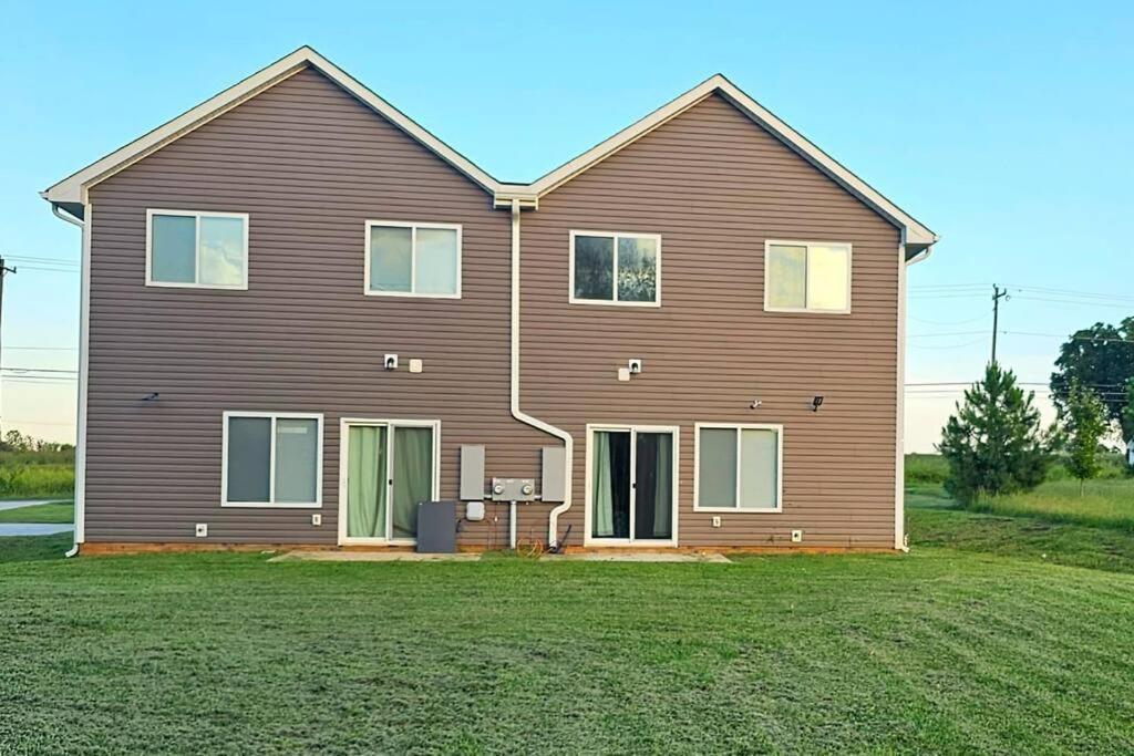 Gorgeous 3 Bedroom Home With Cable Tv In All Rooms & Free Wi-Fi Concord Eksteriør billede