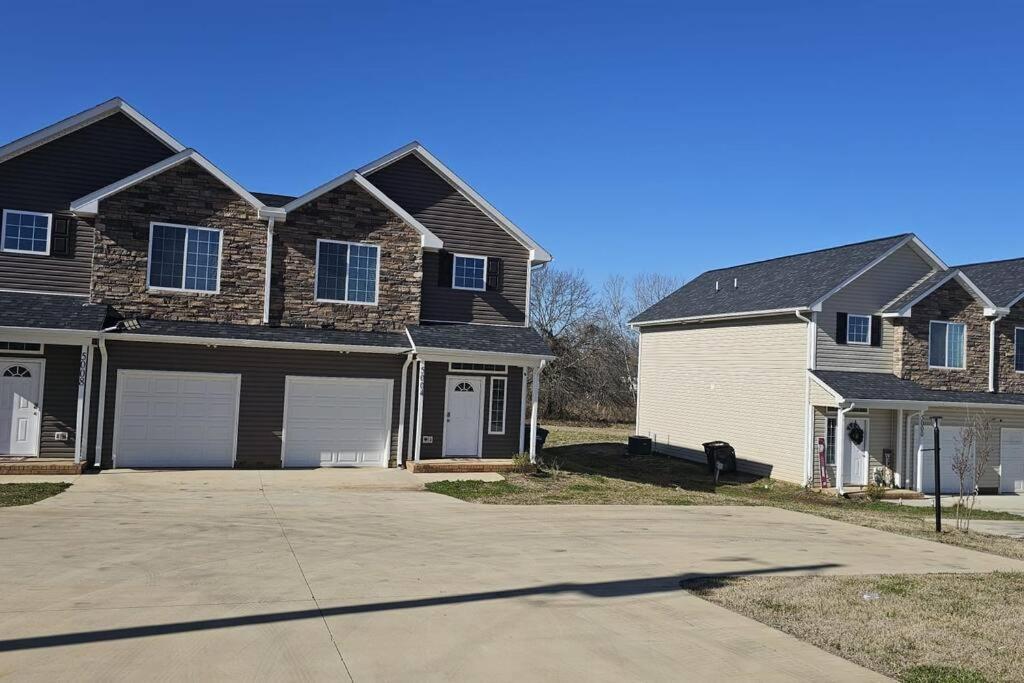 Gorgeous 3 Bedroom Home With Cable Tv In All Rooms & Free Wi-Fi Concord Eksteriør billede