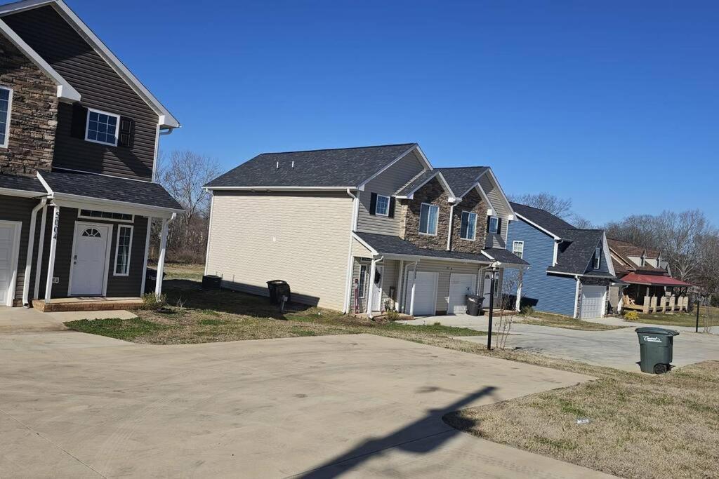 Gorgeous 3 Bedroom Home With Cable Tv In All Rooms & Free Wi-Fi Concord Eksteriør billede